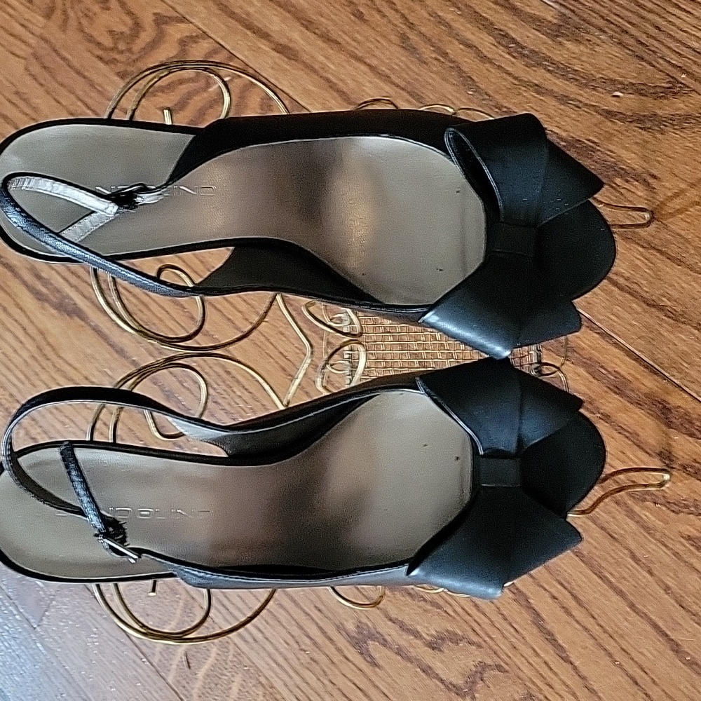Bandolino open toe sling back heels size 9M in black leather. 3" heels.